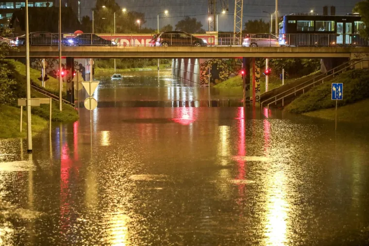 Zagreb pod vodom: Auti 'plivaju', vozači zapeli u podvožnjaku. Vatrogasci u borbi s bujicom