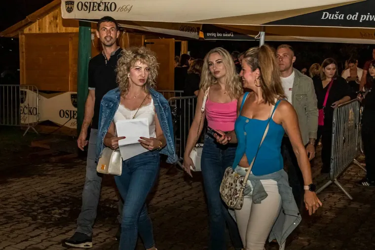 Zavodljive žene, pivo i kolo: Ni kiša ih nije ugasila, u Osijeku baš znaju partijati
