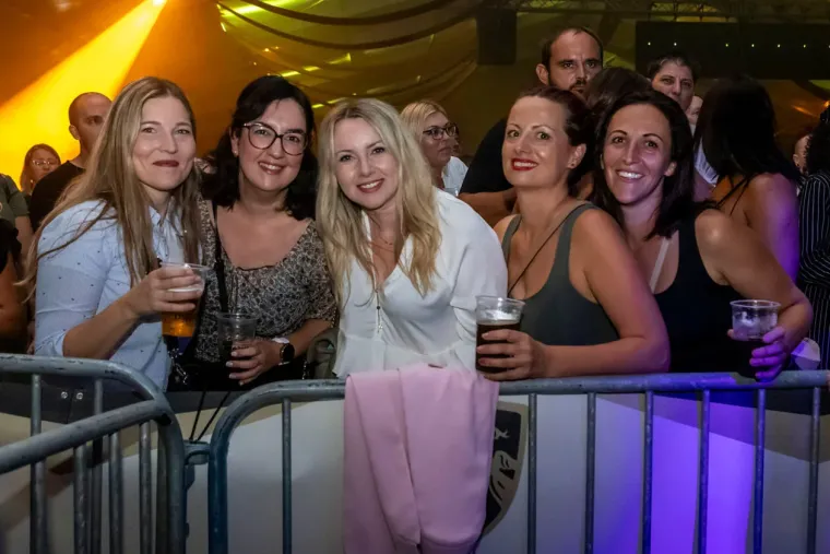 Zavodljive žene, pivo i kolo: Ni kiša ih nije ugasila, u Osijeku baš znaju partijati