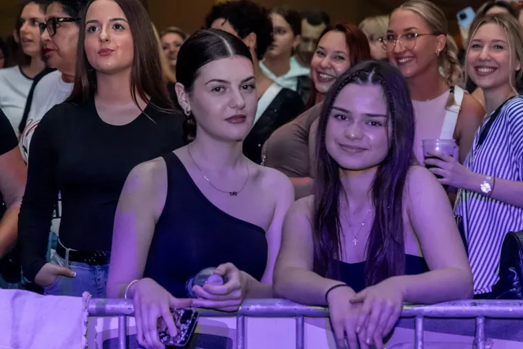 Zavodljive žene, pivo i kolo: Ni kiša ih nije ugasila, u Osijeku baš znaju partijati