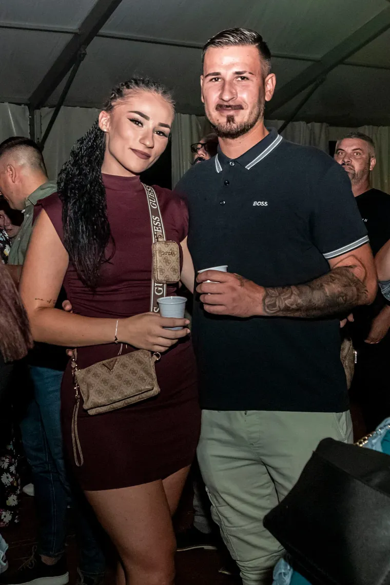 Zavodljive žene, pivo i kolo: Ni kiša ih nije ugasila, u Osijeku baš znaju partijati