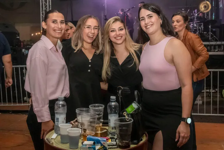 Zavodljive žene, pivo i kolo: Ni kiša ih nije ugasila, u Osijeku baš znaju partijati