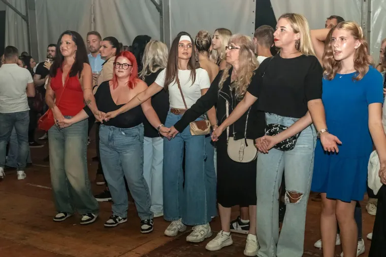 Zavodljive žene, pivo i kolo: Ni kiša ih nije ugasila, u Osijeku baš znaju partijati