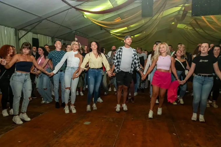 Zavodljive žene, pivo i kolo: Ni kiša ih nije ugasila, u Osijeku baš znaju partijati