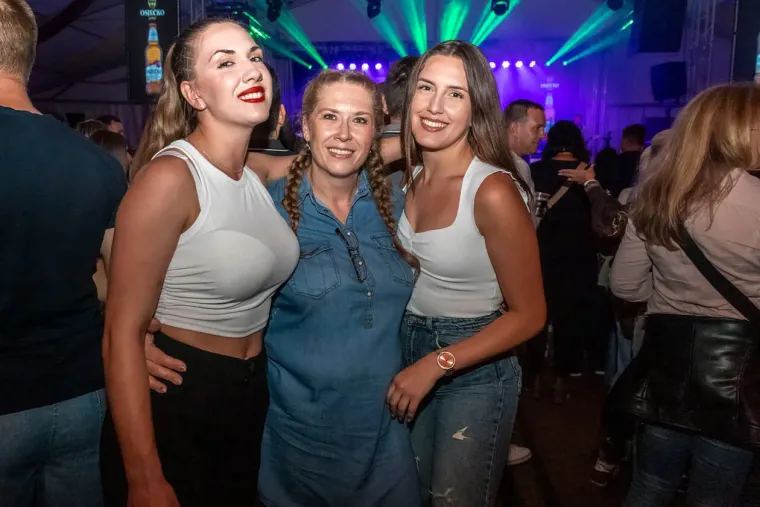 Zavodljive žene, pivo i kolo: Ni kiša ih nije ugasila, u Osijeku baš znaju partijati