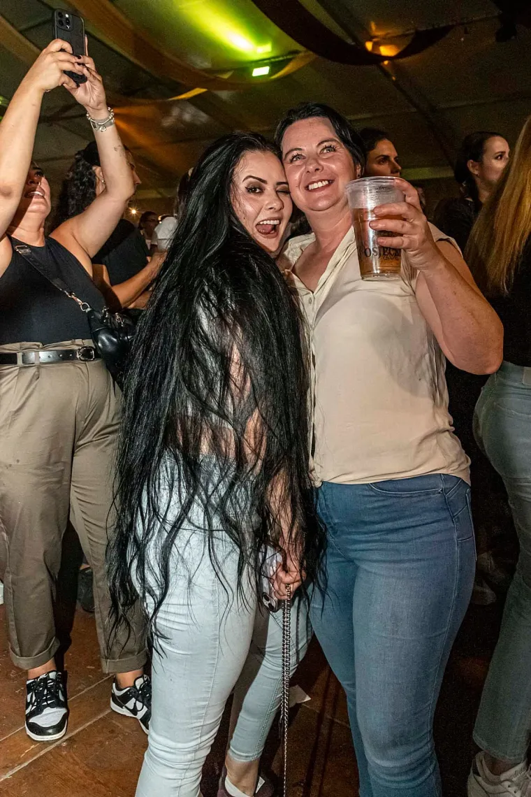 Zavodljive žene, pivo i kolo: Ni kiša ih nije ugasila, u Osijeku baš znaju partijati