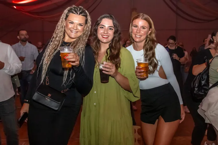 Zavodljive žene, pivo i kolo: Ni kiša ih nije ugasila, u Osijeku baš znaju partijati