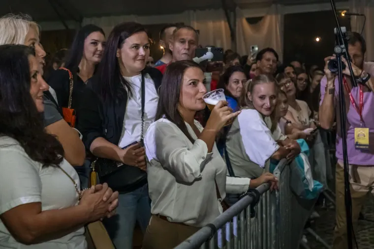 Zavodljive žene, pivo i kolo: Ni ki&scaron;a ih nije ugasila, u Osijeku ba&scaron; znaju partijati