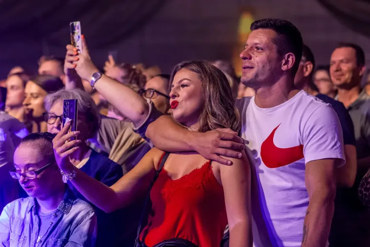 Zavodljive žene, pivo i kolo: Ni ki&scaron;a ih nije ugasila, u Osijeku ba&scaron; znaju partijati