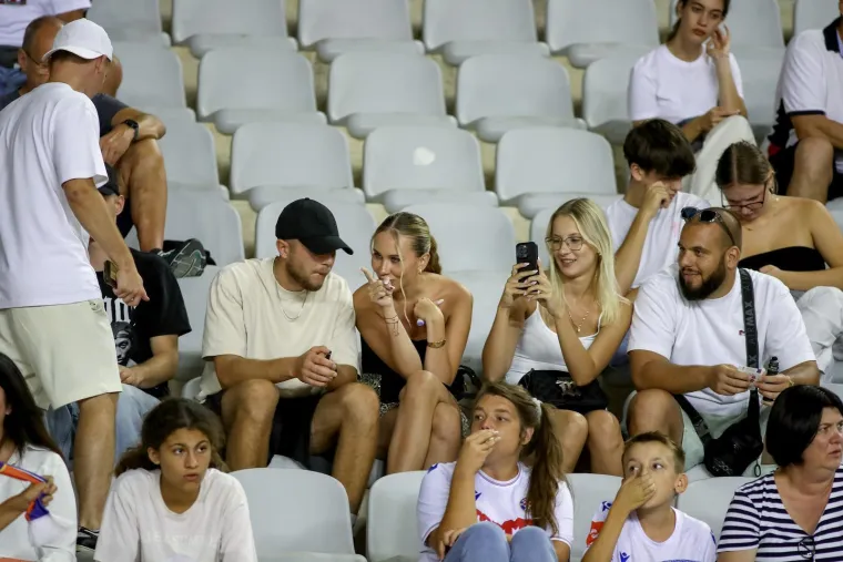 U gledalištu osvanula specijalna i rijetka poruka za Livaju: Lijepe žene preplavile Poljud