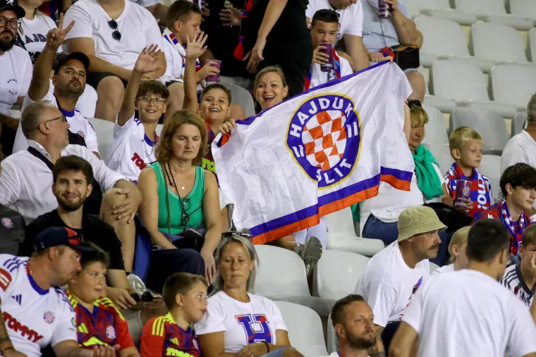 U gledalištu osvanula specijalna i rijetka poruka za Livaju: Lijepe žene preplavile Poljud