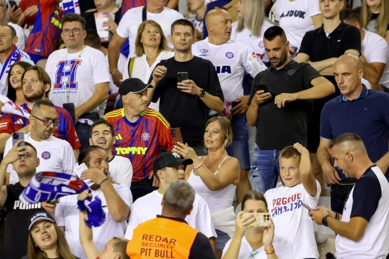 U gledali&scaron;tu osvanula specijalna i rijetka poruka za Livaju: Lijepe žene preplavile Poljud