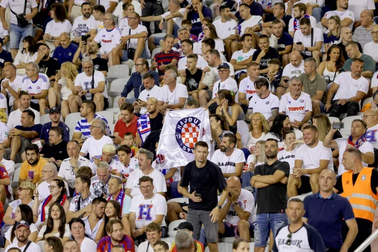 U gledali&scaron;tu osvanula specijalna i rijetka poruka za Livaju: Lijepe žene preplavile Poljud