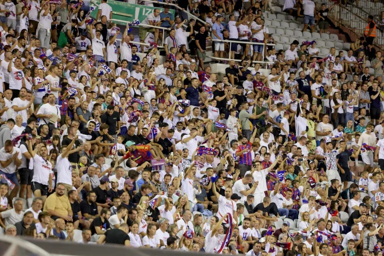 U gledali&scaron;tu osvanula specijalna i rijetka poruka za Livaju: Lijepe žene preplavile Poljud