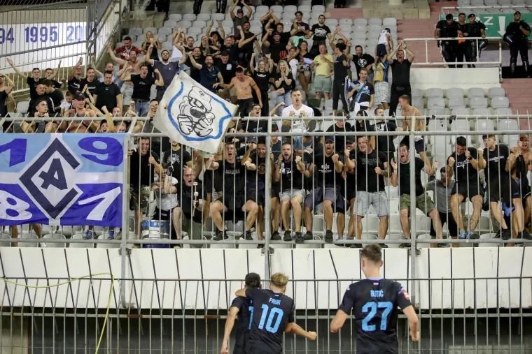 Pogledajte kaos nakon derbija: Naguravanje, uvrede i bijesni trener, a onda se s tribina spustio on