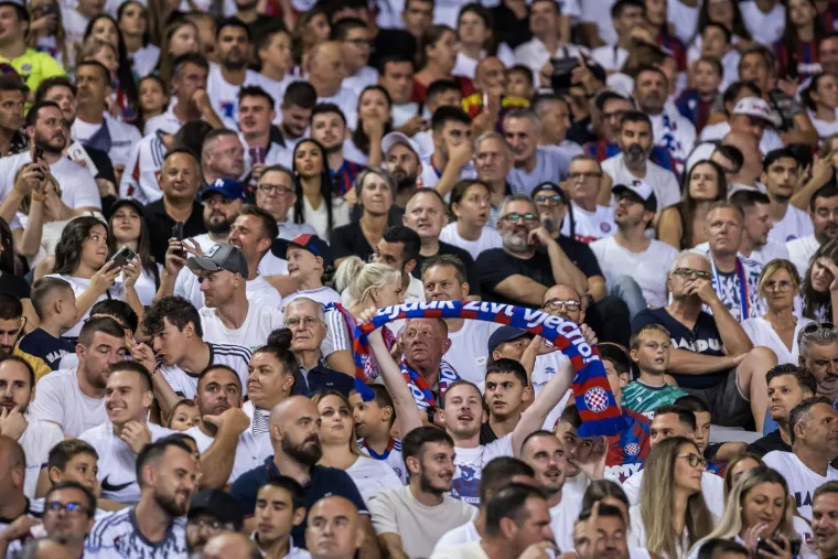 Pogledajte kaos nakon derbija: Naguravanje, uvrede i bijesni trener, a onda se s tribina spustio on