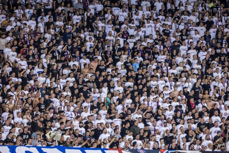 Pogledajte kaos nakon derbija: Naguravanje, uvrede i bijesni trener, a onda se s tribina spustio on