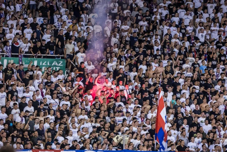 Pogledajte kaos nakon derbija: Naguravanje, uvrede i bijesni trener, a onda se s tribina spustio on