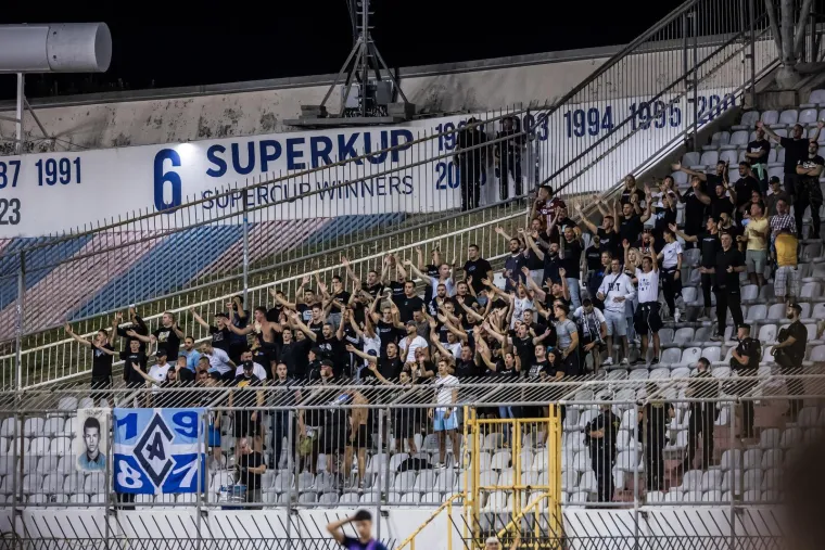 Pogledajte kaos nakon derbija: Naguravanje, uvrede i bijesni trener, a onda se s tribina spustio on