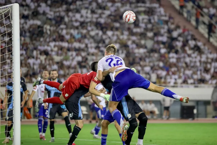 Pogledajte kaos nakon derbija: Naguravanje, uvrede i bijesni trener, a onda se s tribina spustio on