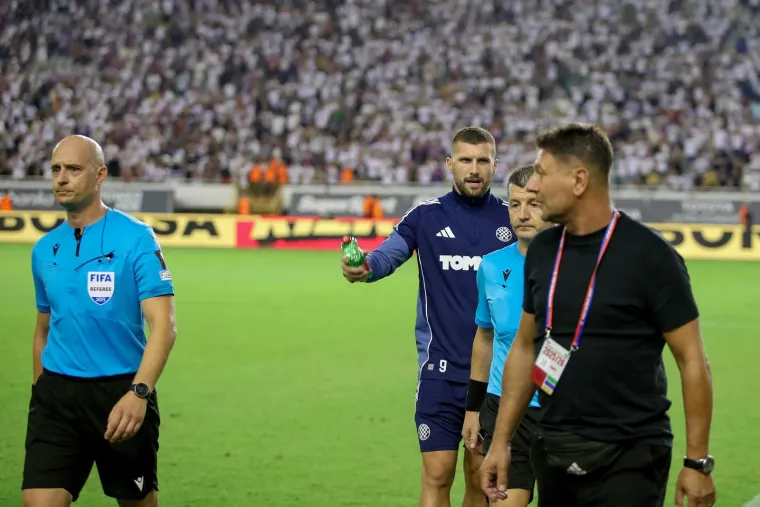 Pogledajte kaos nakon derbija: Naguravanje, uvrede i bijesni trener, a onda se s tribina spustio on