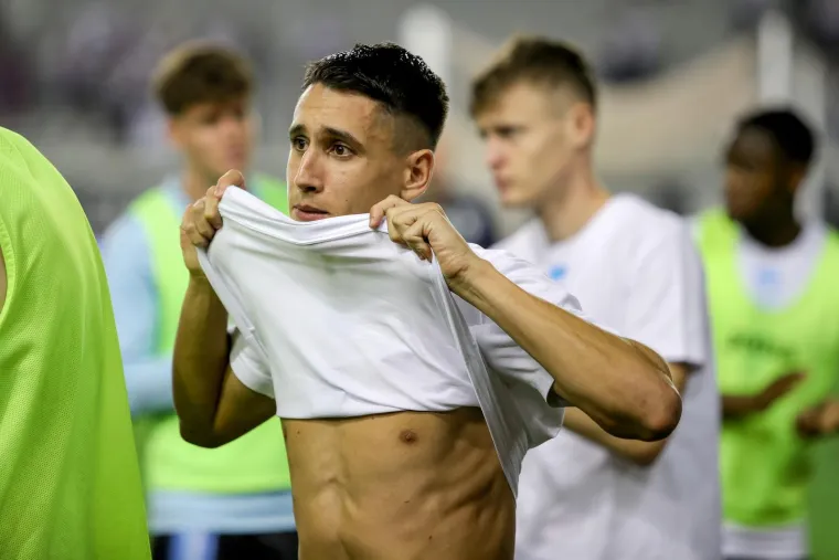 Pogledajte kaos nakon derbija: Naguravanje, uvrede i bijesni trener, a onda se s tribina spustio on