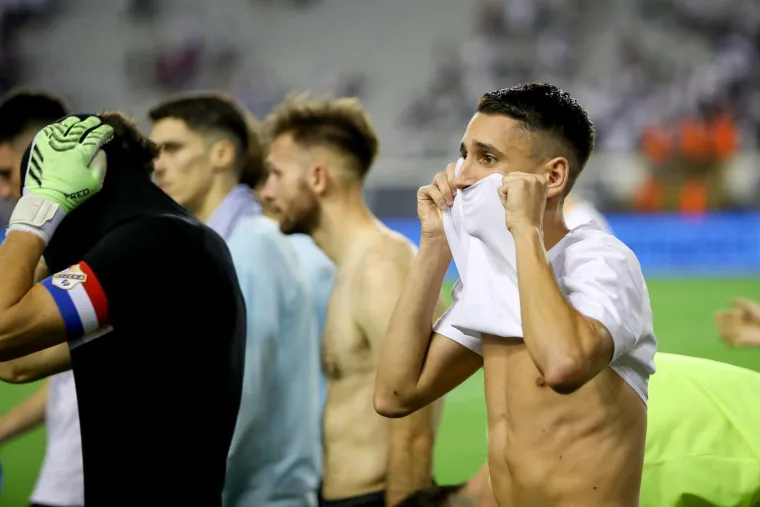 Pogledajte kaos nakon derbija: Naguravanje, uvrede i bijesni trener, a onda se s tribina spustio on