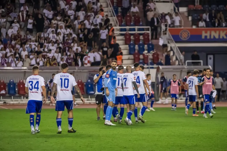 Pogledajte kaos nakon derbija: Naguravanje, uvrede i bijesni trener, a onda se s tribina spustio on