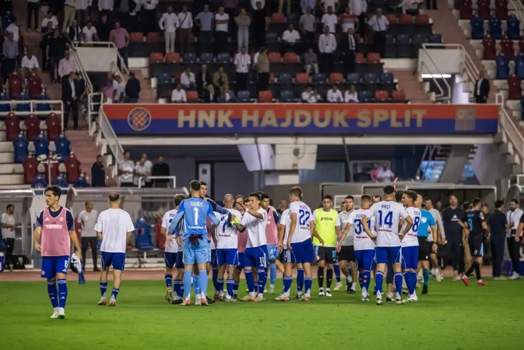 Pogledajte kaos nakon derbija: Naguravanje, uvrede i bijesni trener, a onda se s tribina spustio on