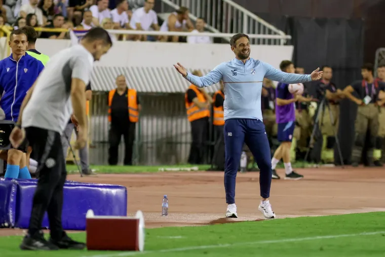 Pogledajte kaos nakon derbija: Naguravanje, uvrede i bijesni trener, a onda se s tribina spustio on