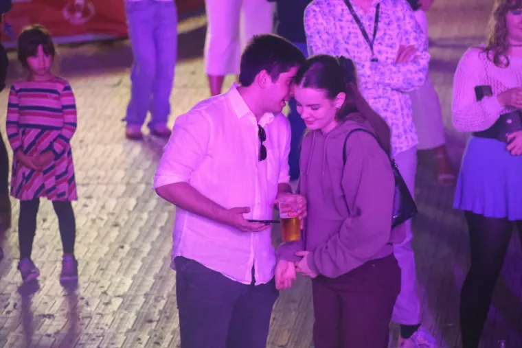 Mnogi su došli zbog koncerta, ali ona je ukrala show: Atraktivna plavuša podignula sve na noge