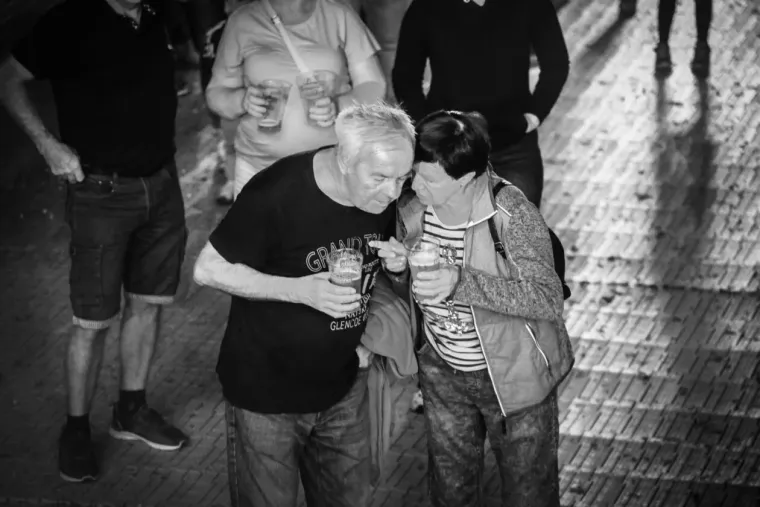 Mnogi su došli zbog koncerta, ali ona je ukrala show: Atraktivna plavuša podignula sve na noge