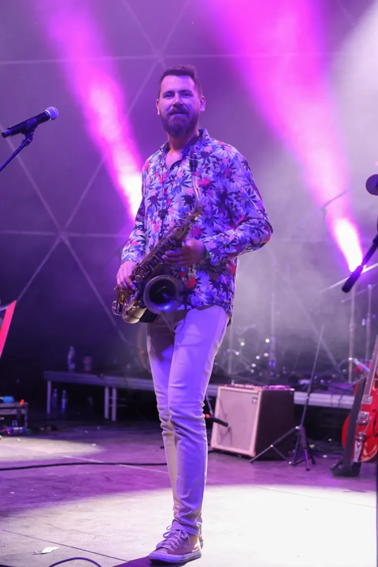 Mnogi su do&scaron;li zbog koncerta, ali ona je ukrala show: Atraktivna plavu&scaron;a podignula sve na noge