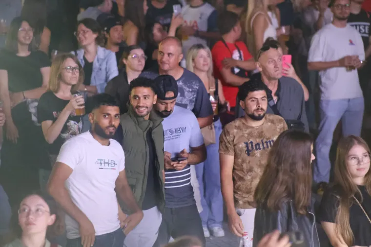 Mnogi su došli zbog koncerta, ali ona je ukrala show: Atraktivna plavuša podignula sve na noge