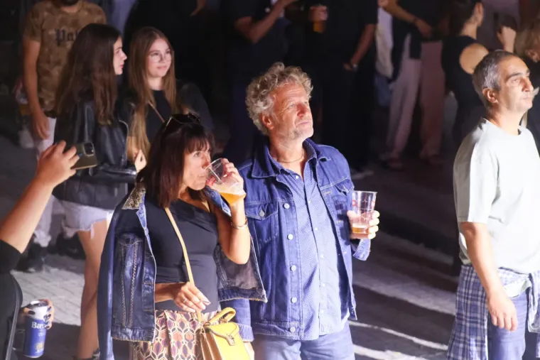 Mnogi su došli zbog koncerta, ali ona je ukrala show: Atraktivna plavuša podignula sve na noge