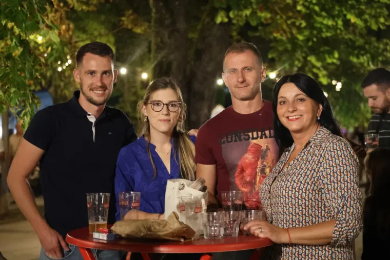 Mnogi su došli zbog koncerta, ali ona je ukrala show: Atraktivna plavuša podignula sve na noge