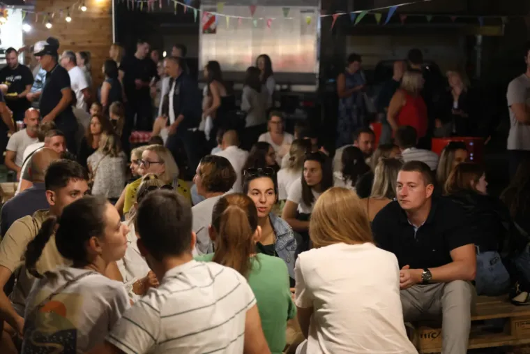 Mnogi su do&scaron;li zbog koncerta, ali ona je ukrala show: Atraktivna plavu&scaron;a podignula sve na noge