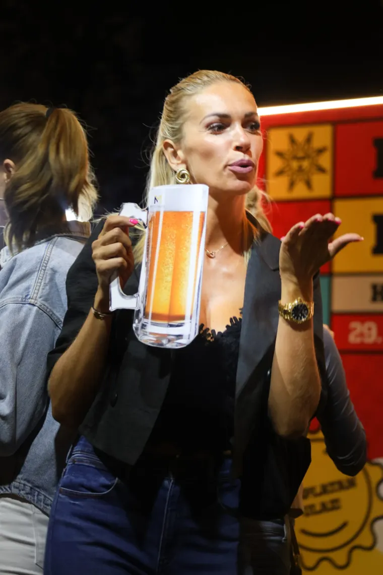 Mnogi su došli zbog koncerta, ali ona je ukrala show: Atraktivna plavuša podignula sve na noge