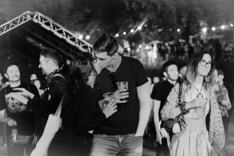 Mnogi su do&scaron;li zbog koncerta, ali ona je ukrala show: Atraktivna plavu&scaron;a podignula sve na noge