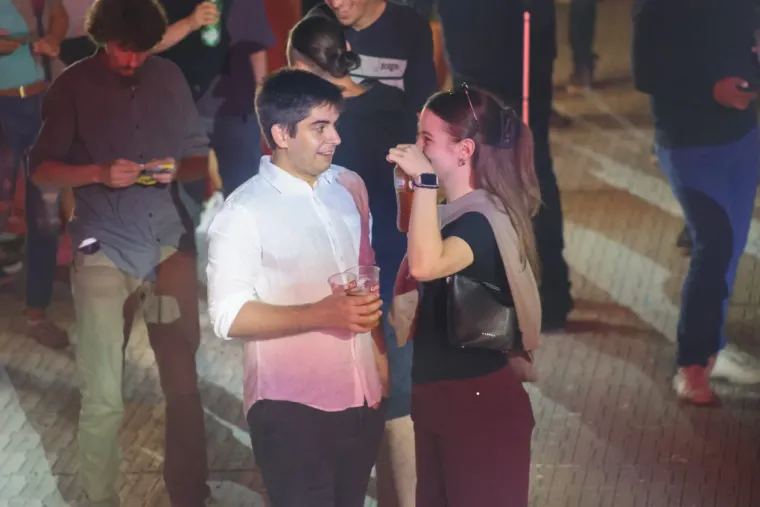 Mnogi su do&scaron;li zbog koncerta, ali ona je ukrala show: Atraktivna plavu&scaron;a podignula sve na noge