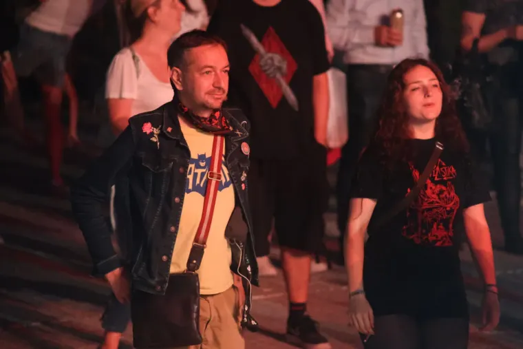 Mnogi su do&scaron;li zbog koncerta, ali ona je ukrala show: Atraktivna plavu&scaron;a podignula sve na noge