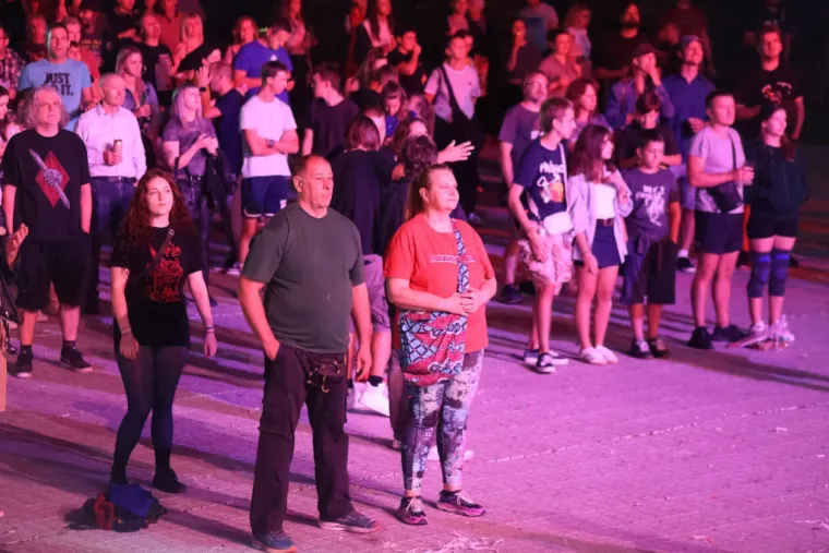 Mnogi su do&scaron;li zbog koncerta, ali ona je ukrala show: Atraktivna plavu&scaron;a podignula sve na noge