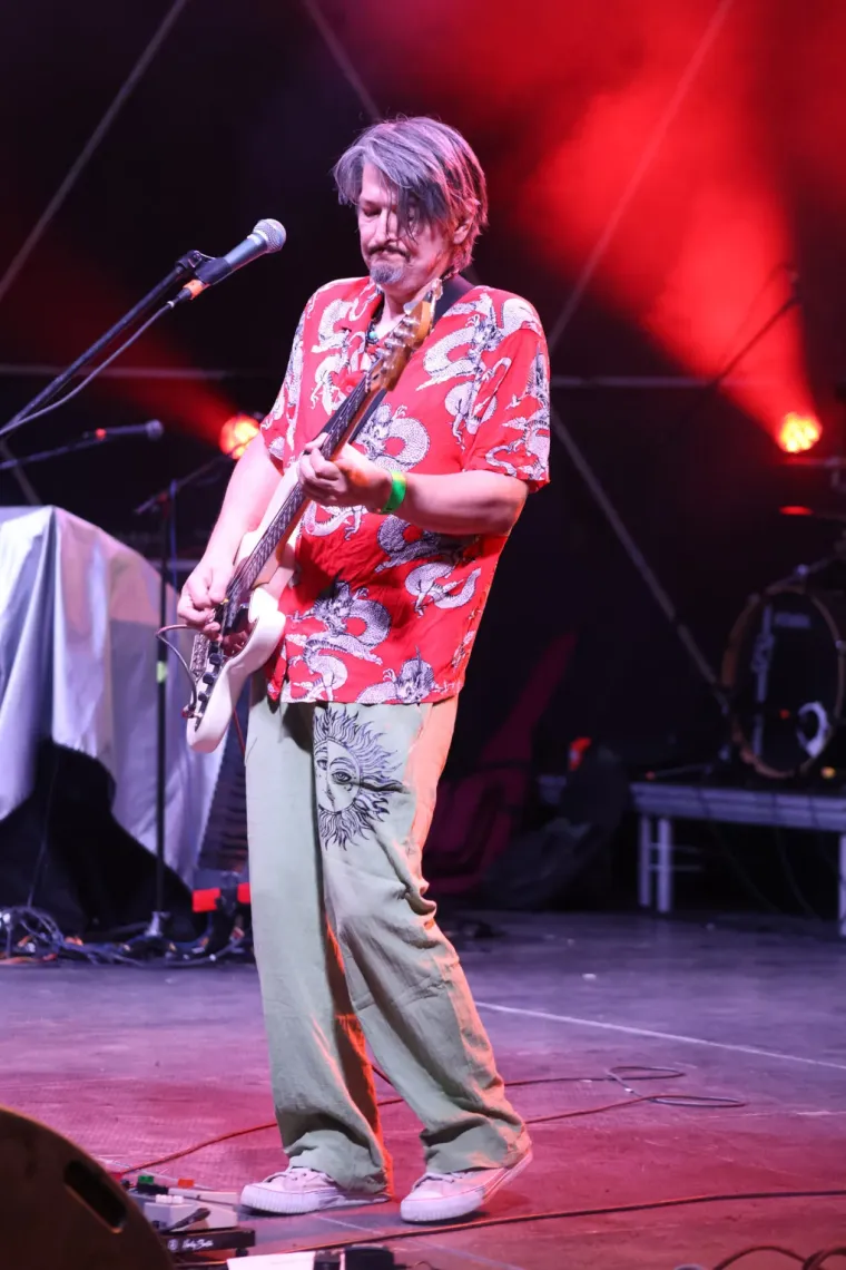 Mnogi su do&scaron;li zbog koncerta, ali ona je ukrala show: Atraktivna plavu&scaron;a podignula sve na noge