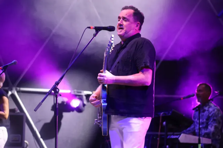 Mnogi su do&scaron;li zbog koncerta, ali ona je ukrala show: Atraktivna plavu&scaron;a podignula sve na noge