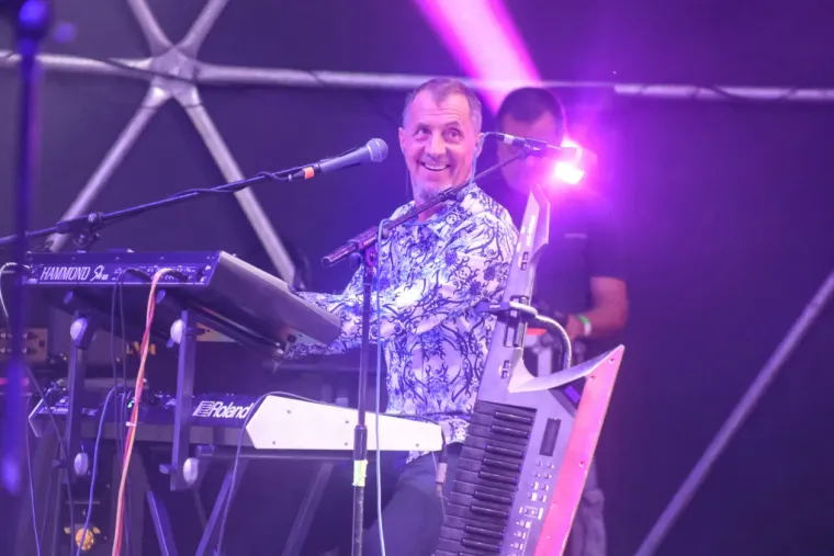 Mnogi su do&scaron;li zbog koncerta, ali ona je ukrala show: Atraktivna plavu&scaron;a podignula sve na noge