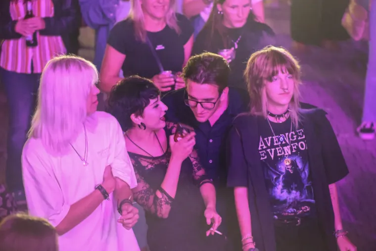 Mnogi su do&scaron;li zbog koncerta, ali ona je ukrala show: Atraktivna plavu&scaron;a podignula sve na noge