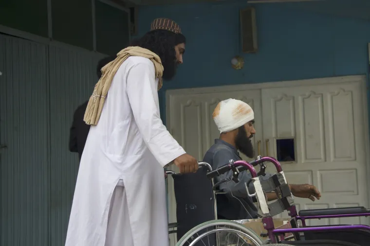 Pogledajte očajne mještane kako rukama kopaju po ruševinama u potrazi za preživjelima