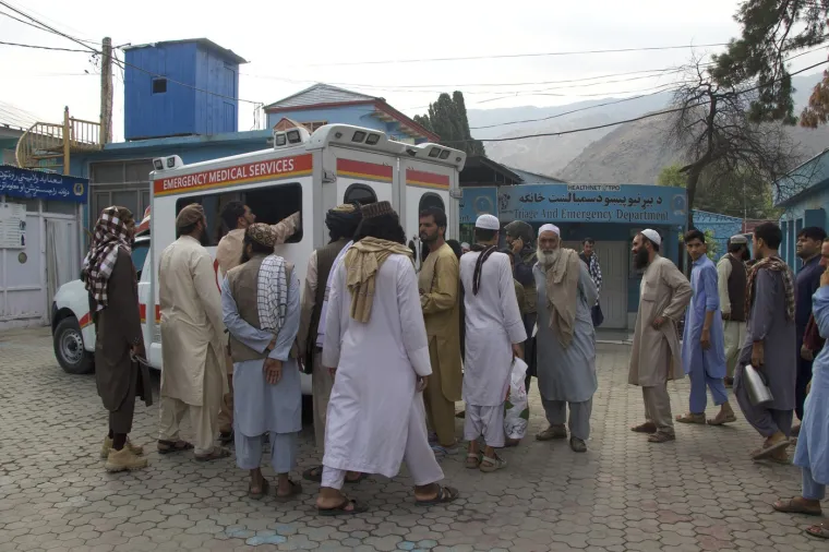 Pogledajte očajne mje&scaron;tane kako rukama kopaju po ru&scaron;evinama u potrazi za preživjelima