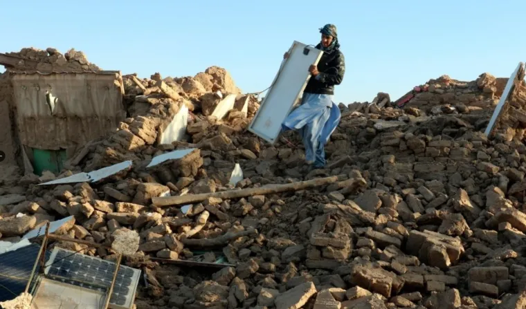 Pogledajte očajne mještane kako rukama kopaju po ruševinama u potrazi za preživjelima