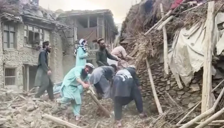 Pogledajte očajne mještane kako rukama kopaju po ruševinama u potrazi za preživjelima